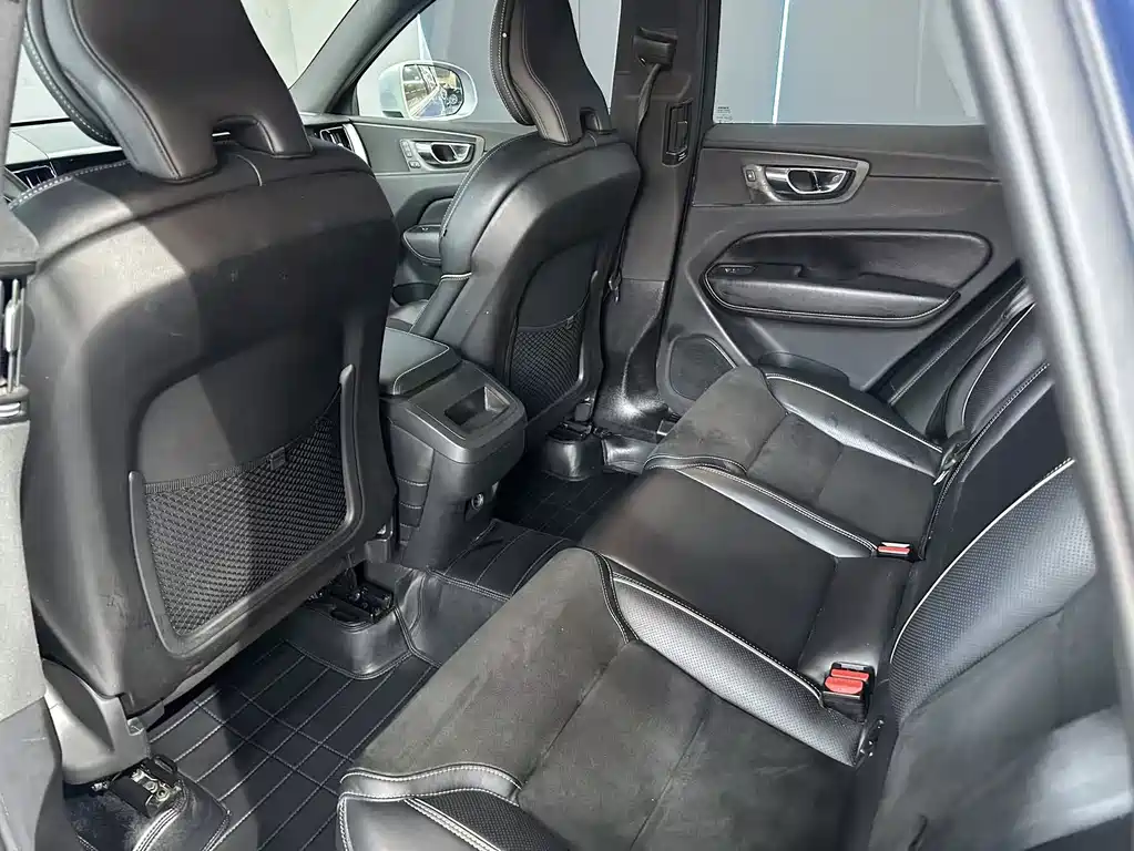 Volvo XC60 2019 — фото 10