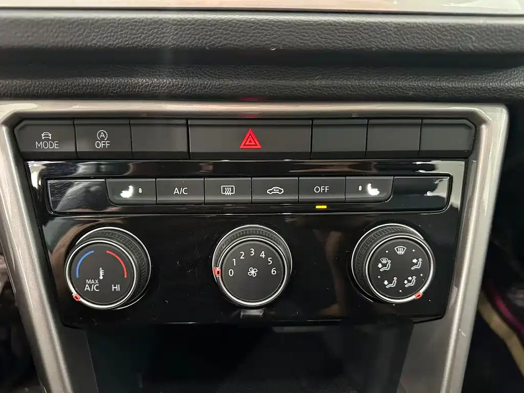Volkswagen T-Roc 2023 — фото 13