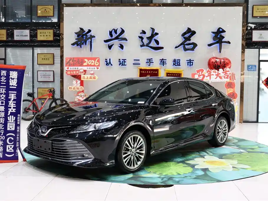 Toyota Camry 2019 — фото 1