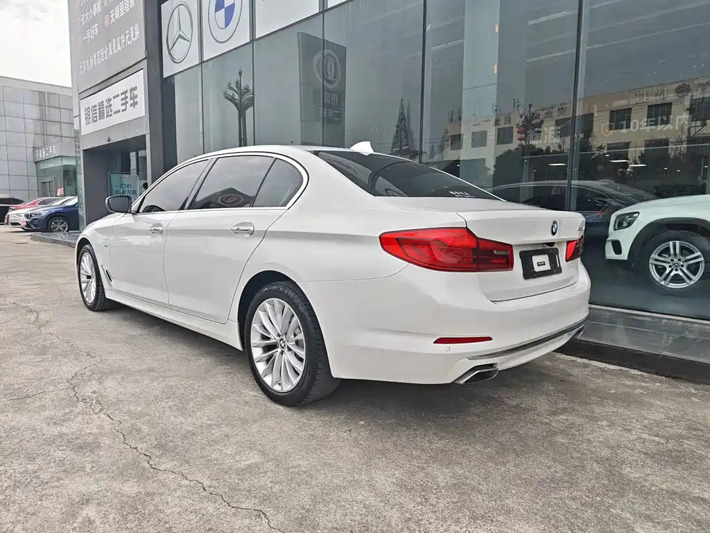 BMW 5 Series 2018 — фото 2