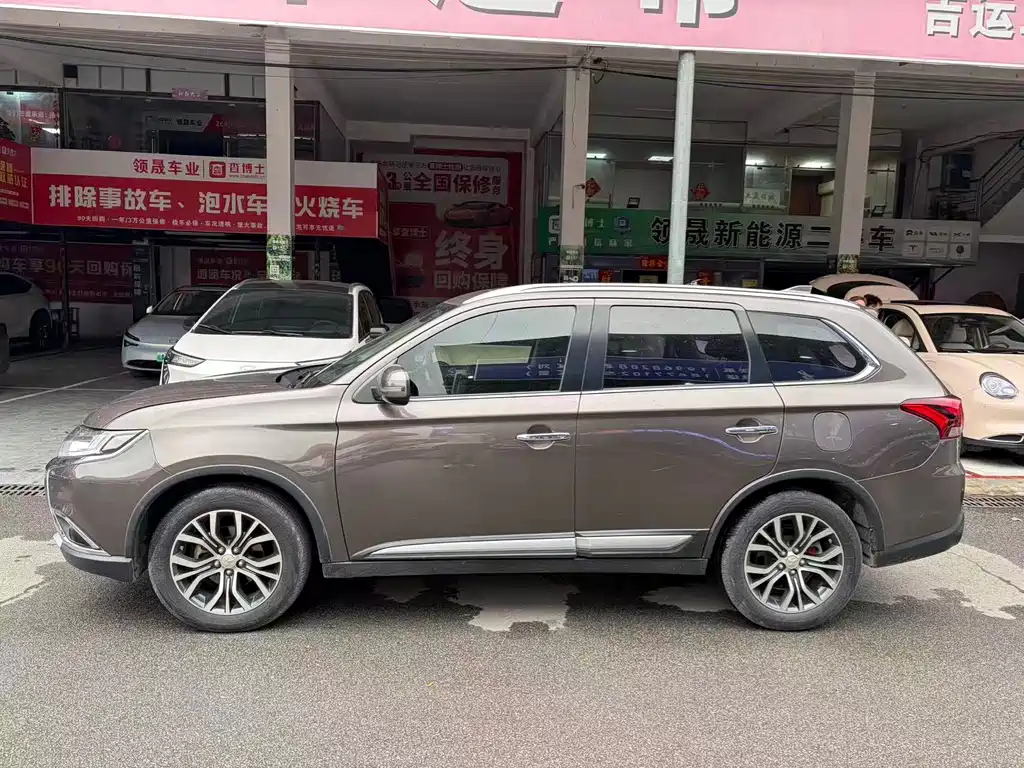 Mitsubishi Outlander 2018 — фото 2