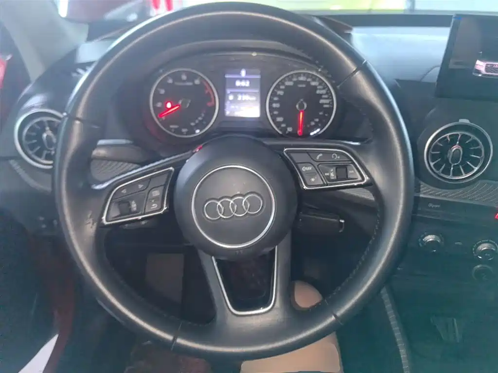 Audi Q2L 2018 — фото 11