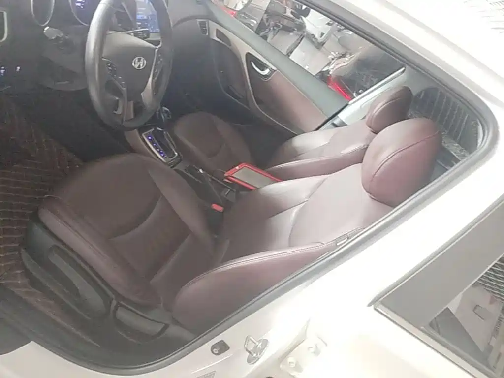 Hyundai Elantra 2016 — фото 15