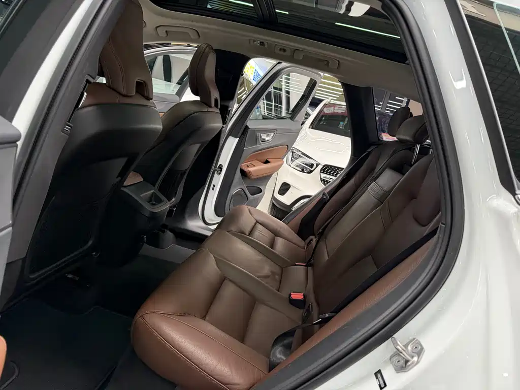 Volvo XC60 2018 — фото 14