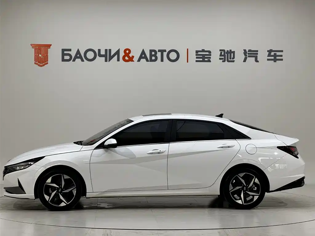 Hyundai Elantra 2023 — фото 8