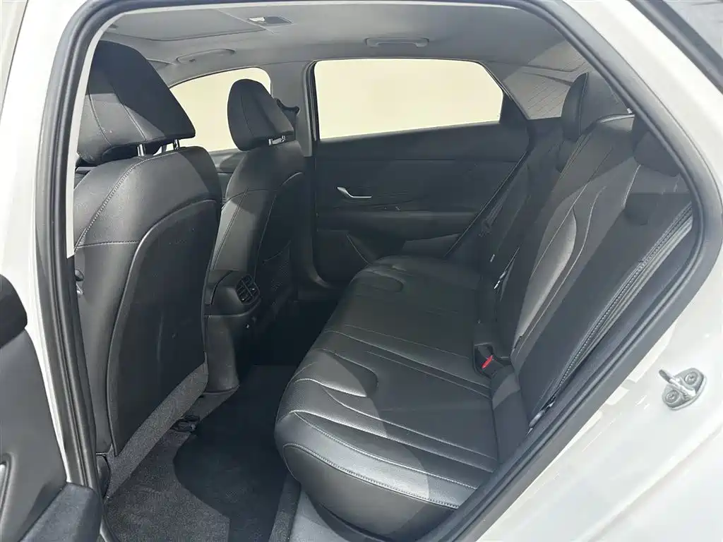 Hyundai Elantra 2023 — фото 4