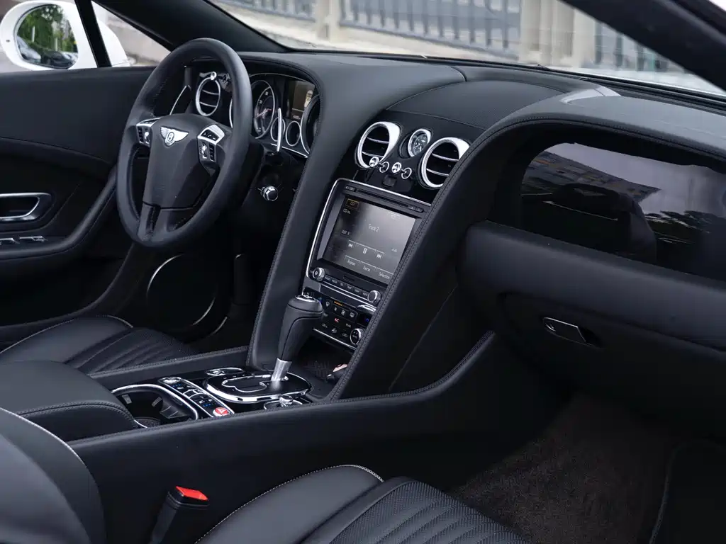 Bentley Continental 2017 — фото 19