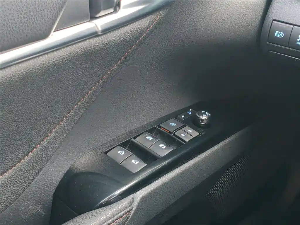 Toyota Camry 2019 — фото 26
