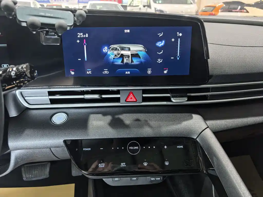 Hyundai Elantra 2023 — фото 12