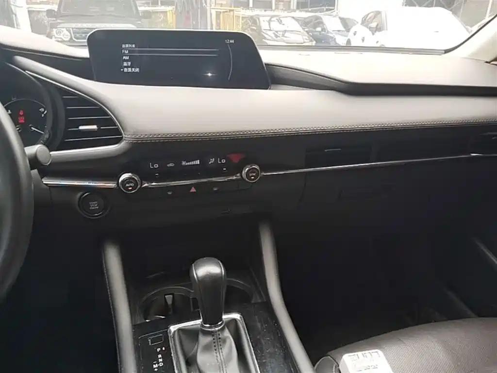 Mazda 3 Axela 2023 — фото 10