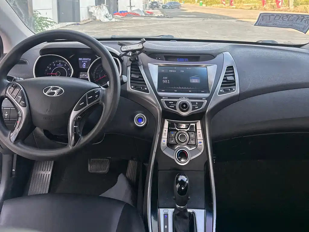 Hyundai Elantra 2016 — фото 10