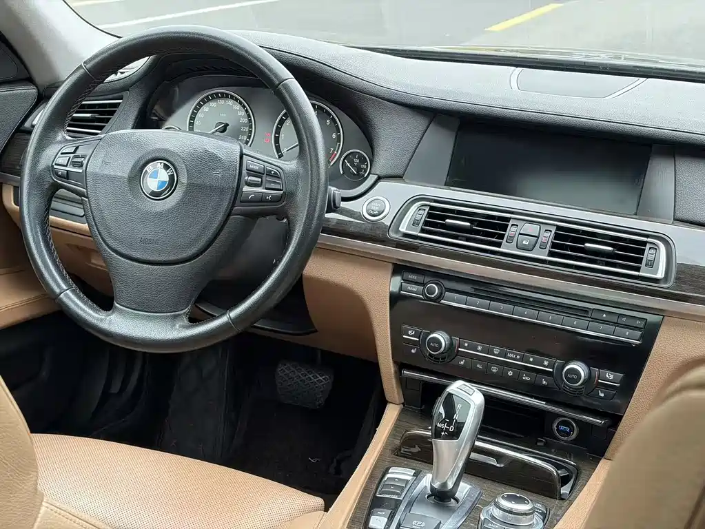 BMW 7 Series 2011 — фото 14