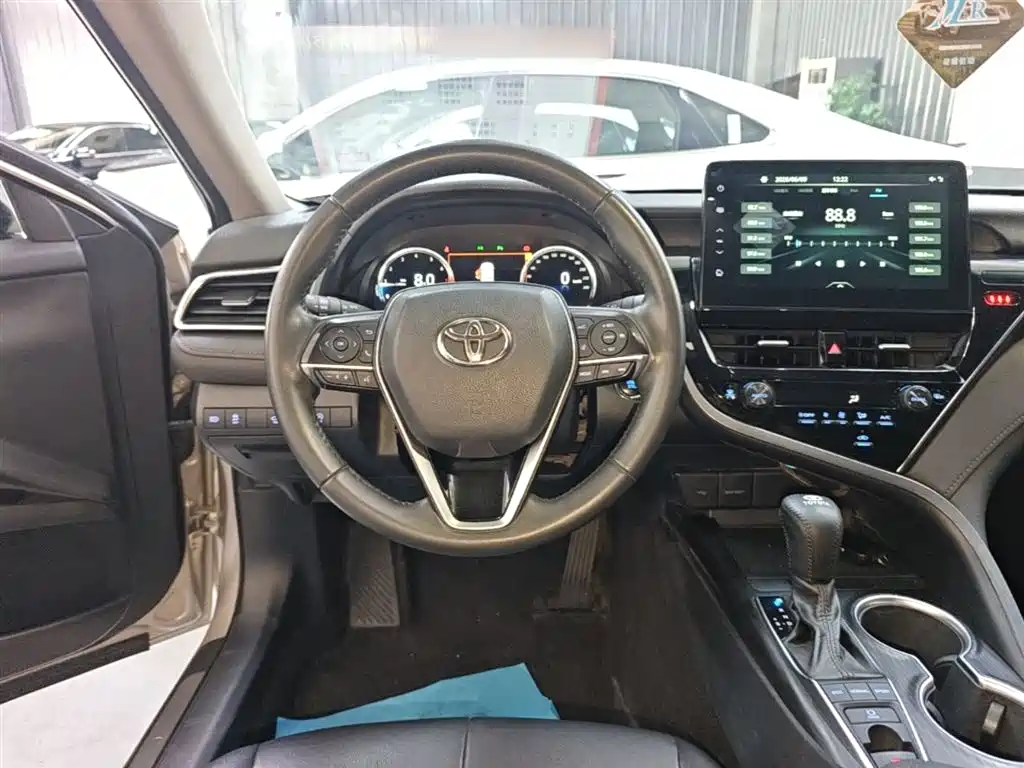 Toyota Camry 2021 — фото 11