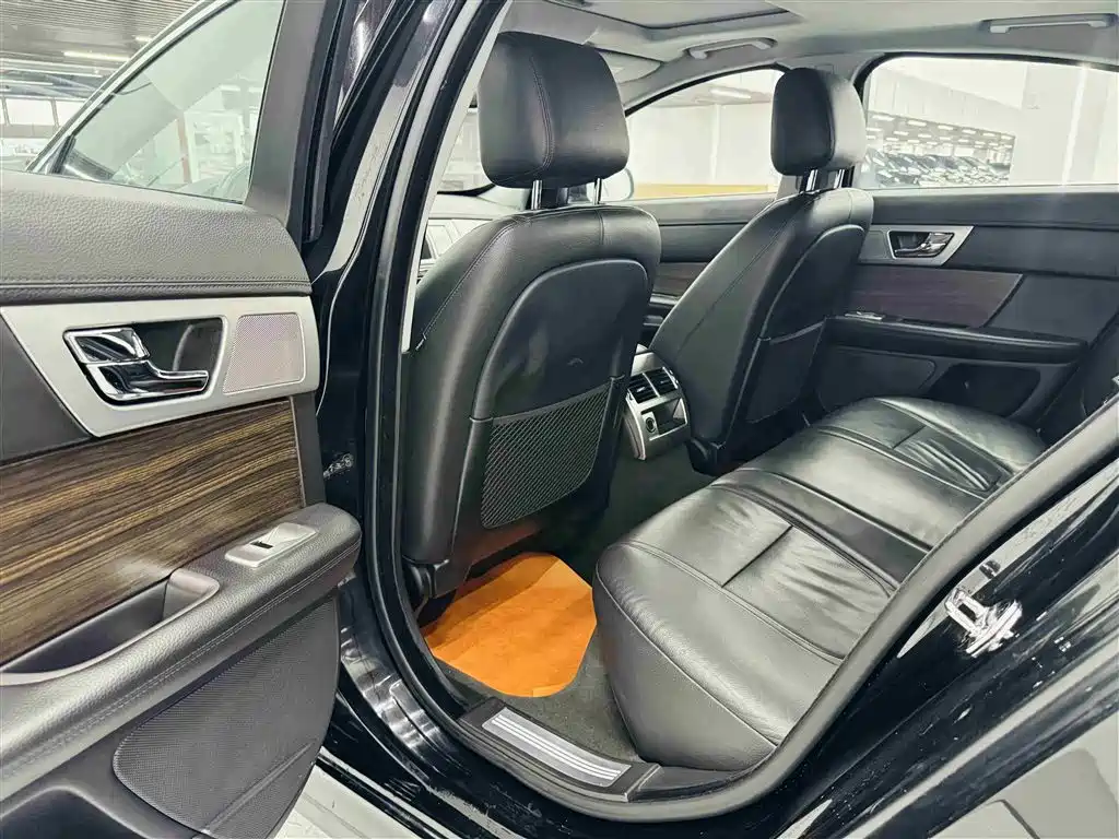 Jaguar XF 2014 — фото 16