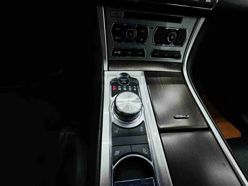Jaguar XF 2014 — фото 22