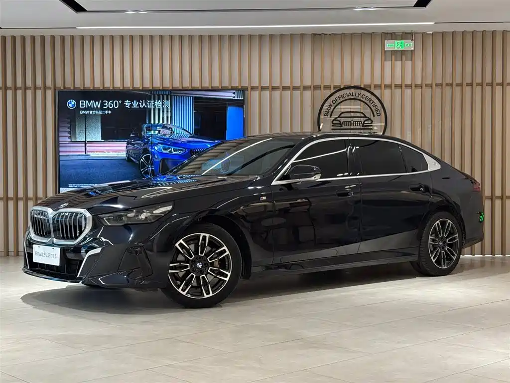 BMW 5 Series 2025 — фото 1