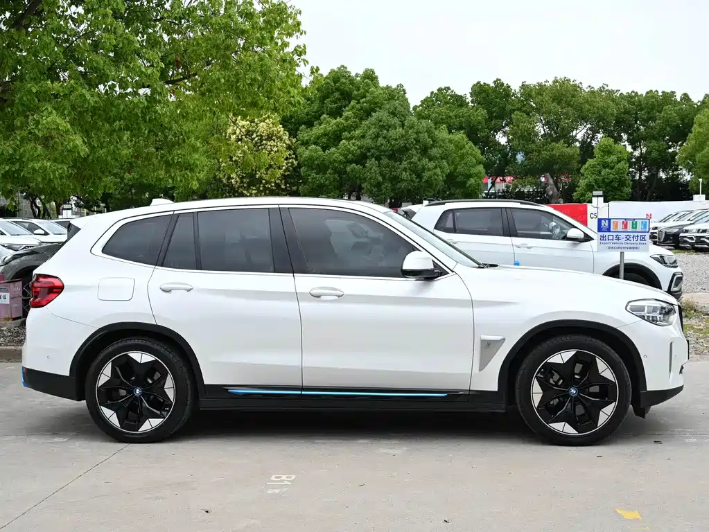 BMW iX3 2021 — фото 8