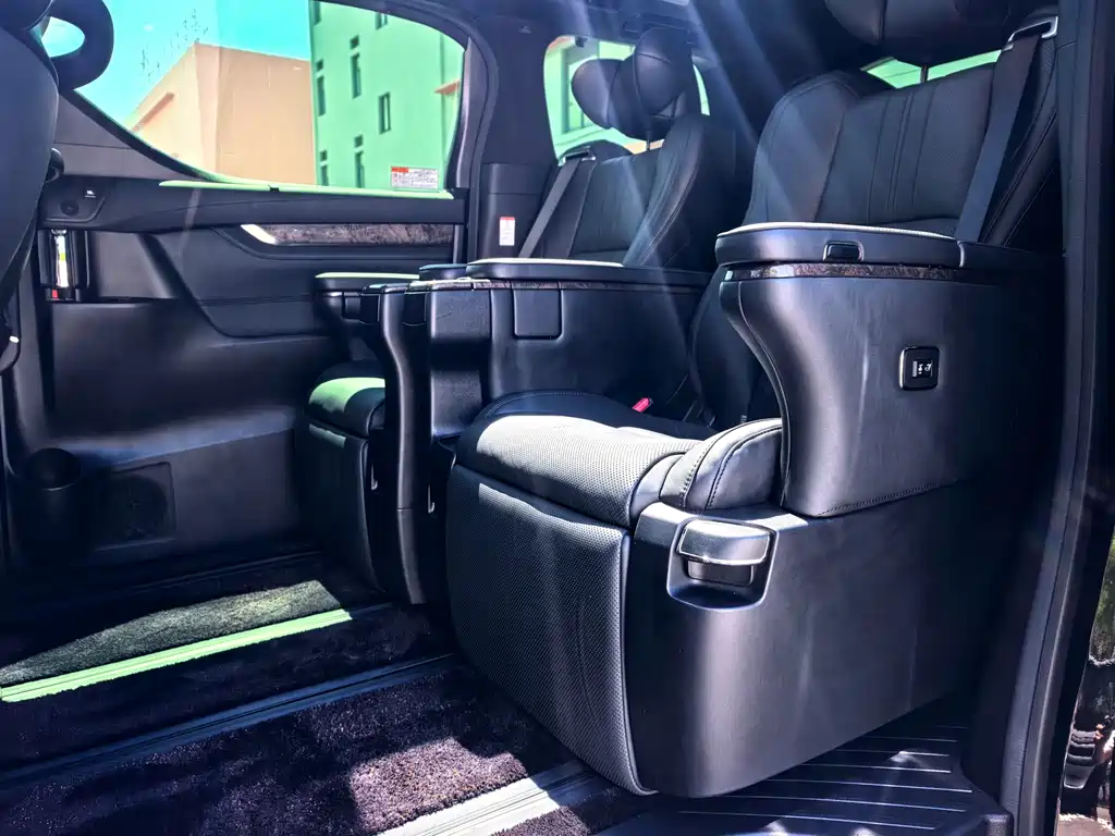 Toyota Alphard 2021 — фото 13