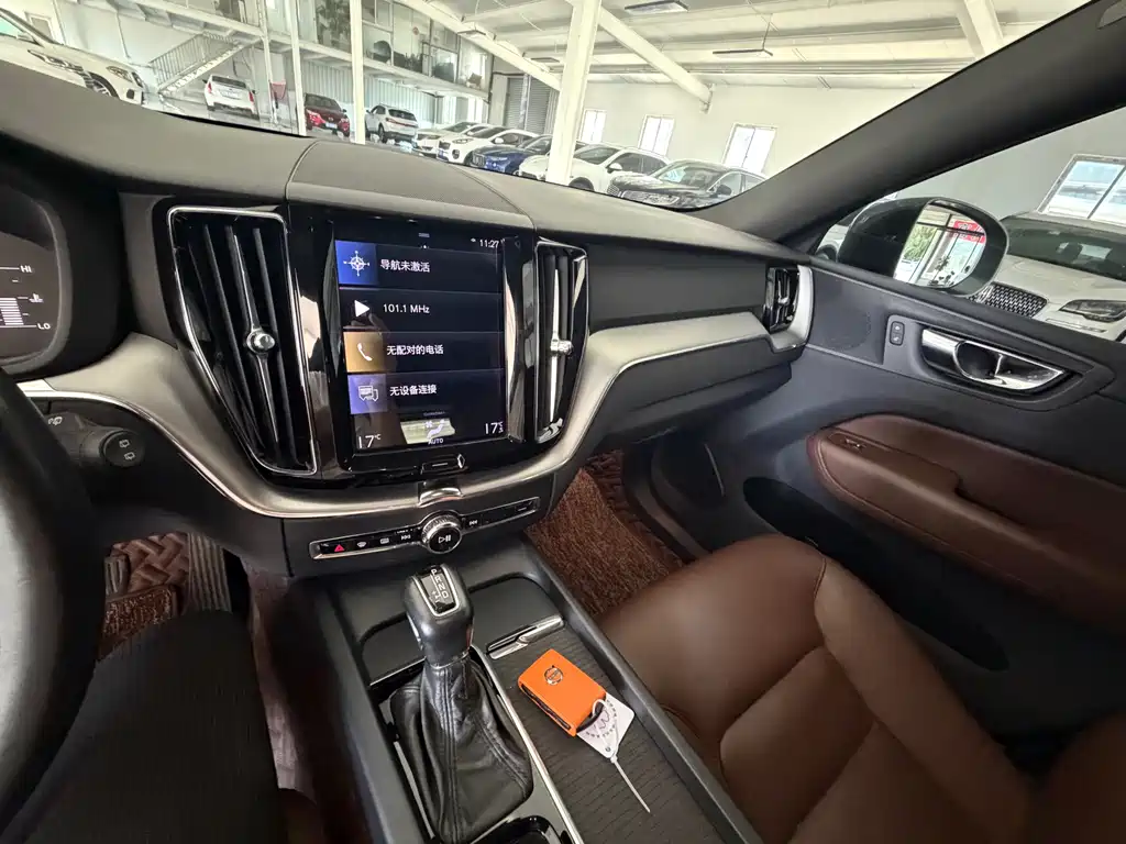 Volvo XC60 2020 — фото 12