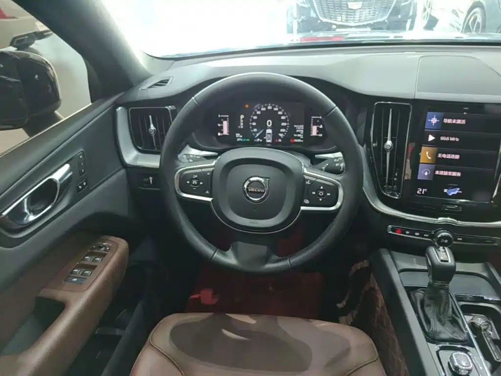 Volvo XC60 2021 — фото 11