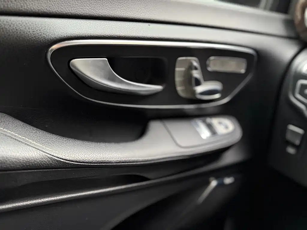 Mercedes-Benz V-Class 2018 — фото 17
