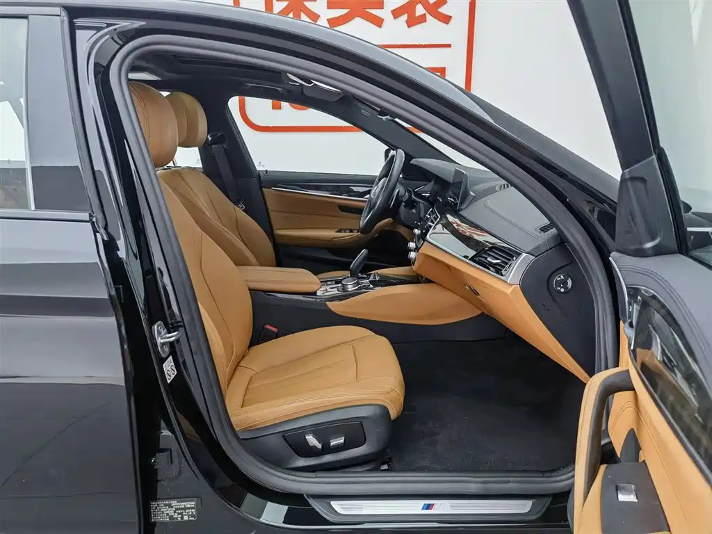 BMW 5 Series 2019 — фото 23