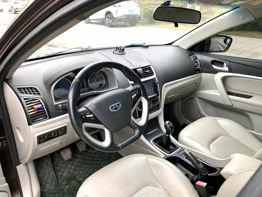 Geely Emgrand 2015 — фото 10