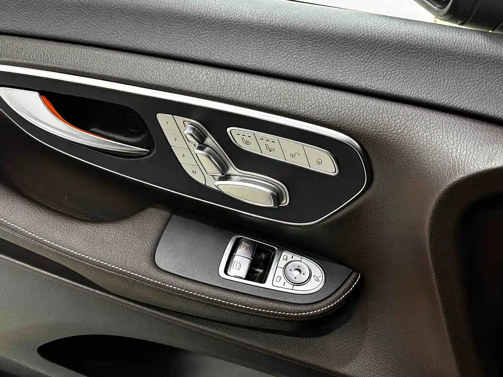 Mercedes-Benz V-Class 2023 — фото 11