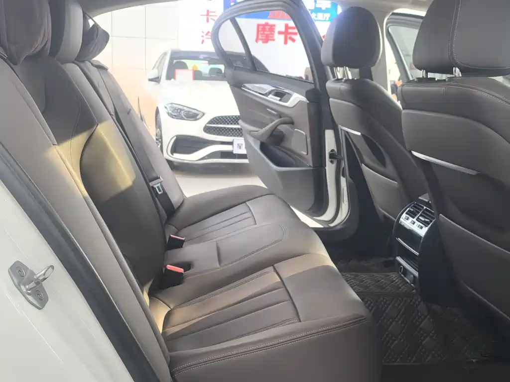 BMW 5 Series 2019 — фото 14