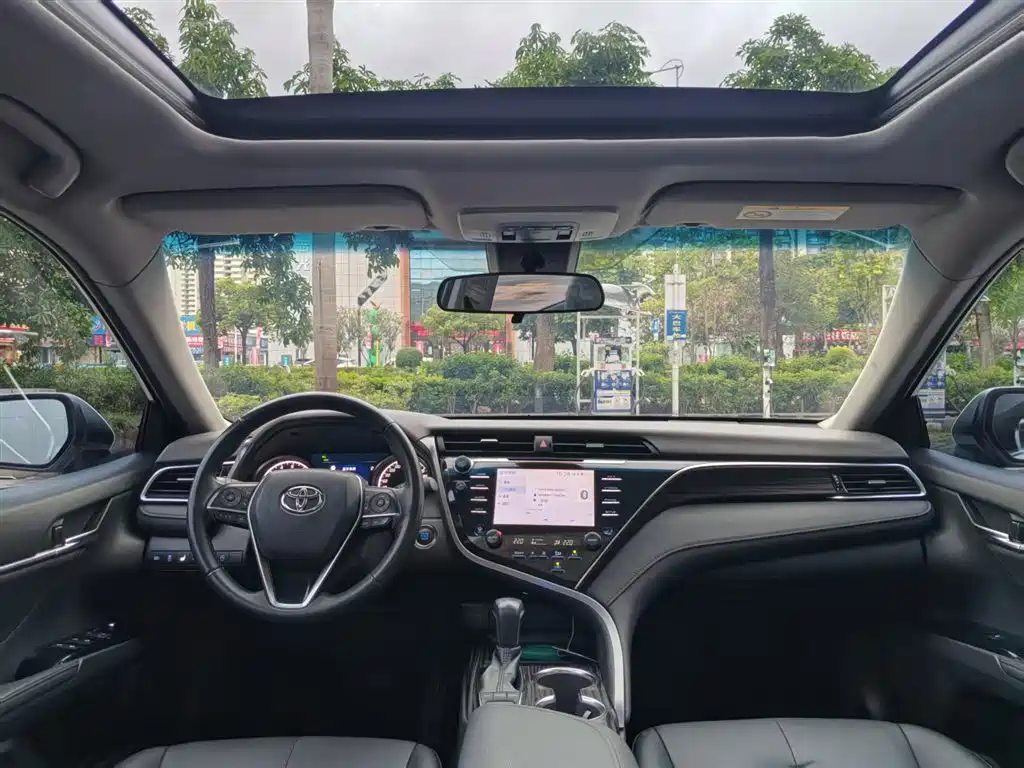 Toyota Camry 2019 — фото 13