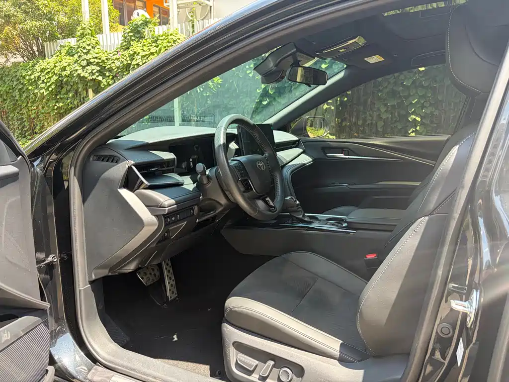 Toyota Camry 2025 — фото 24