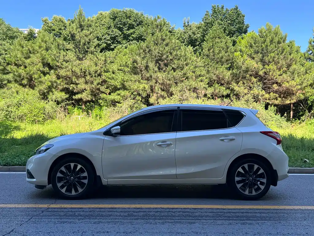 Nissan Tiida 2016 — фото 4