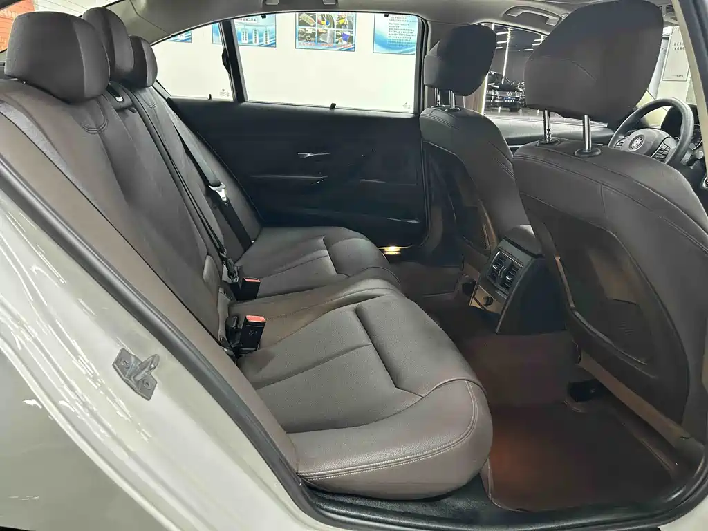 BMW 3 Series 2018 — фото 14