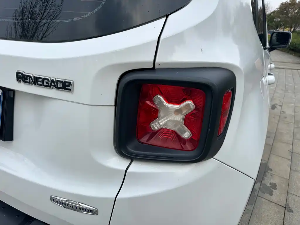 Jeep Renegade 2016 — фото 13