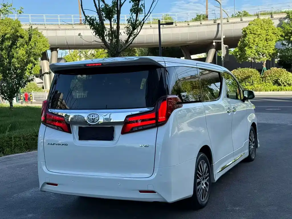 Toyota Alphard 2017 — фото 8