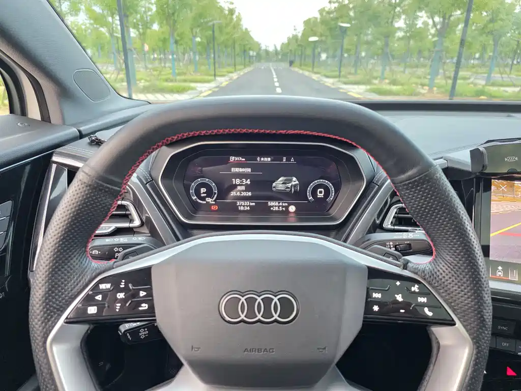 Audi Q4 e-tron 2023 — фото 13