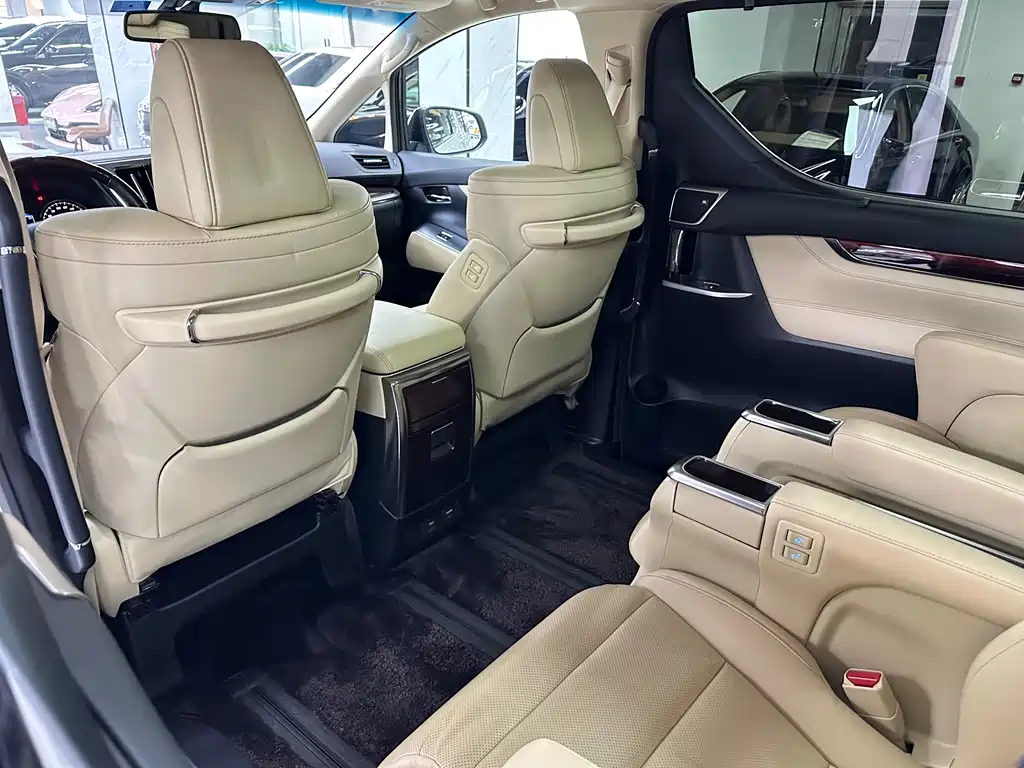 Toyota Alphard 2017 — фото 13