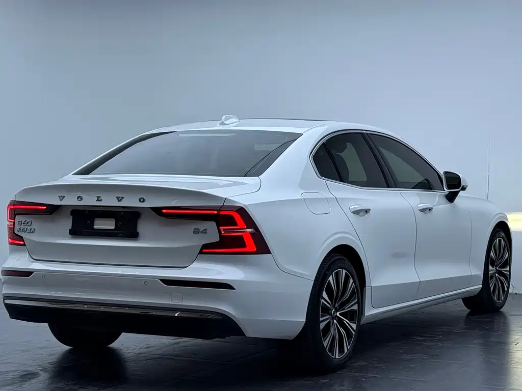 Volvo S60 2023 — фото 6