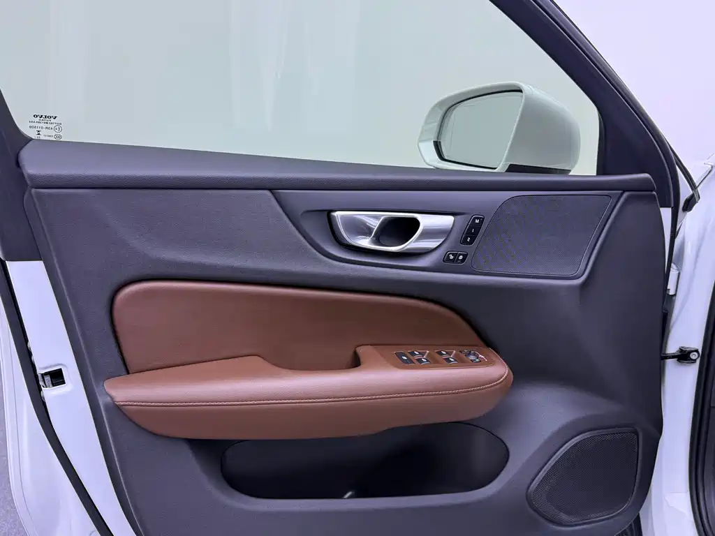 Volvo S60 2023 — фото 11