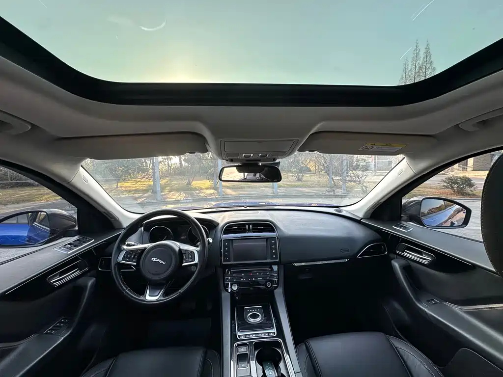 Jaguar F-PACE 2018 — фото 10