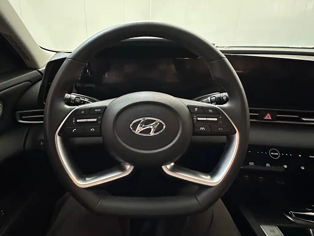 Hyundai Elantra 2023 — фото 13