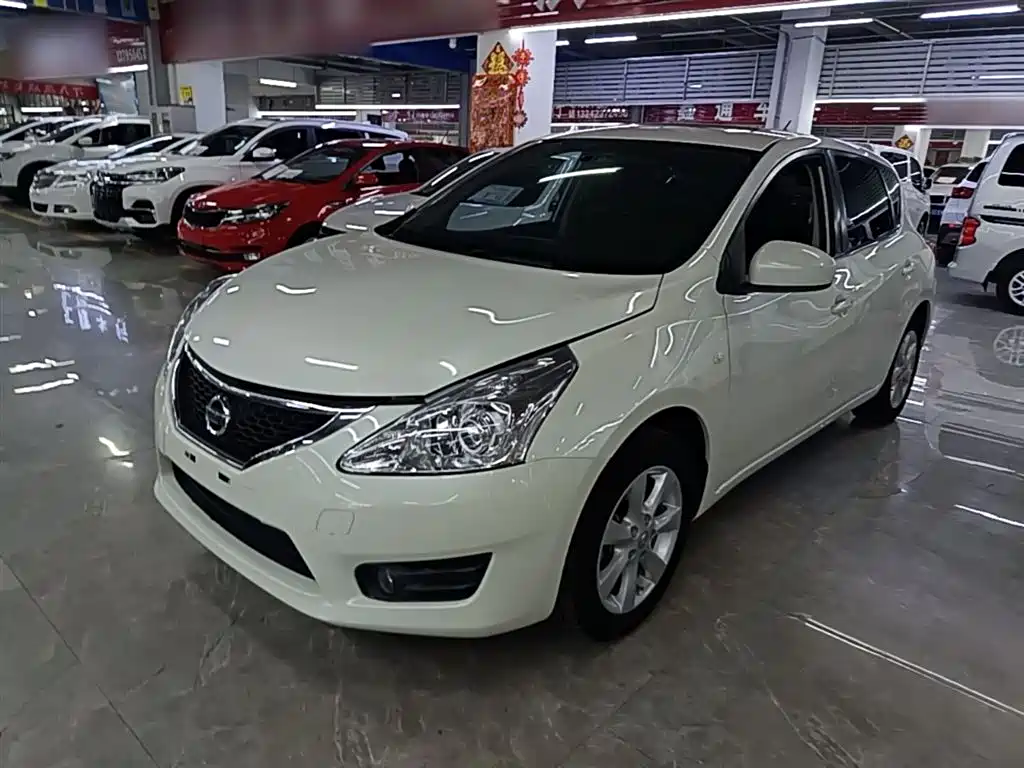 Nissan Tiida 2015 — фото 1