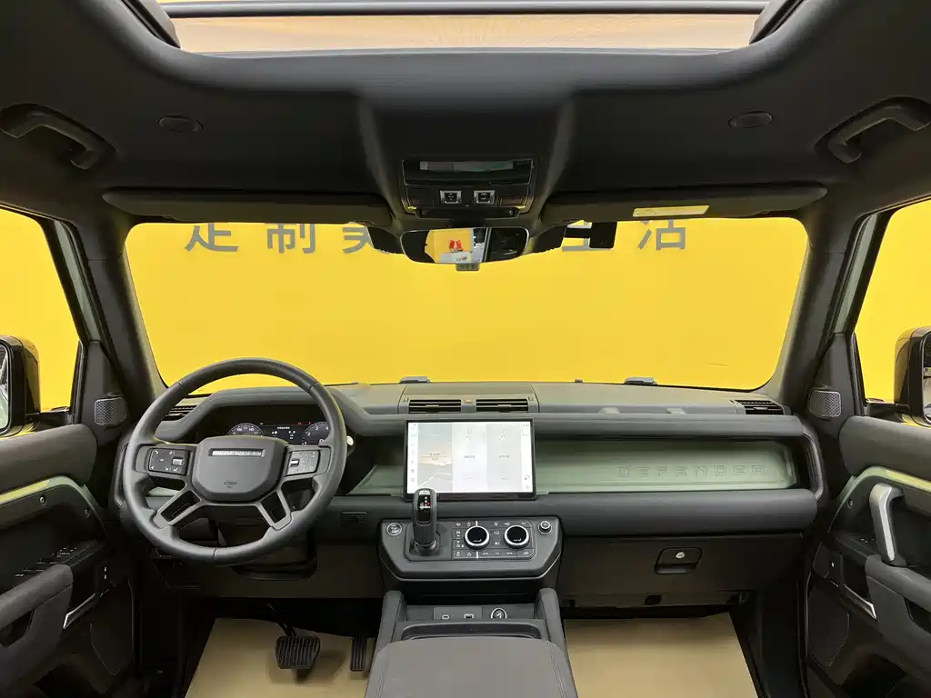 Land Rover Defender 2023 — фото 12