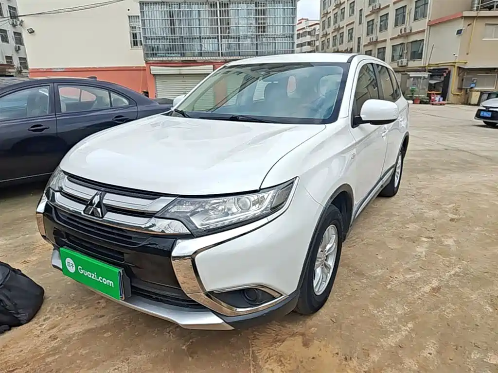 Mitsubishi Outlander 2017 — фото 2