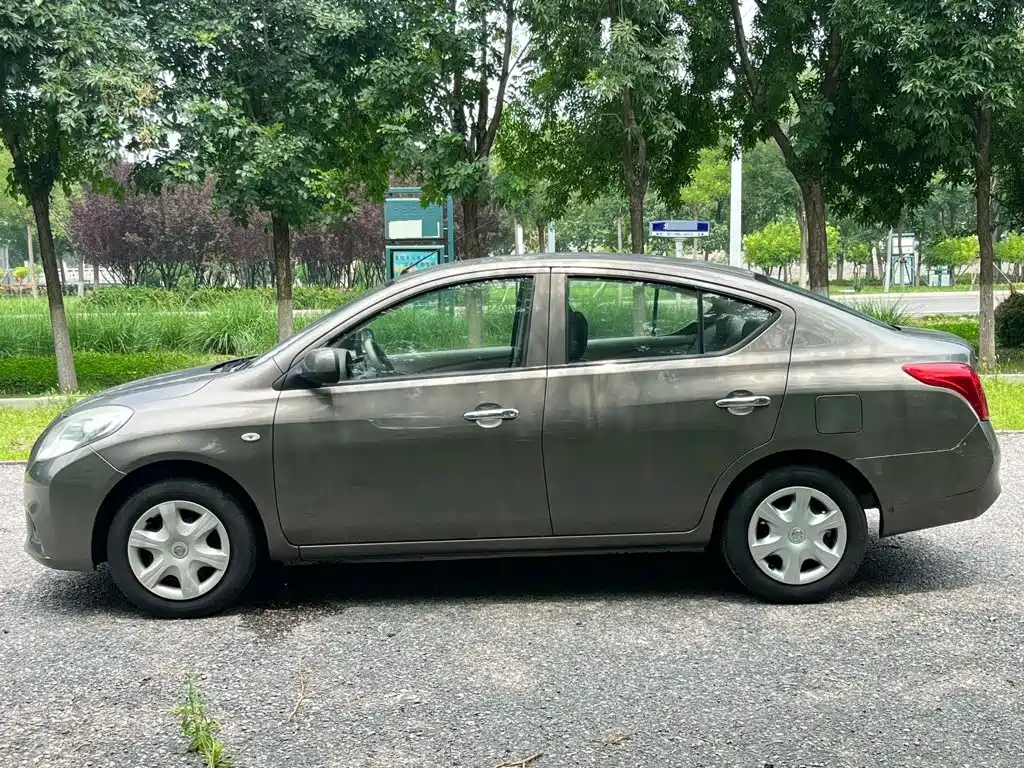 Nissan Sunny 2013 — фото 8