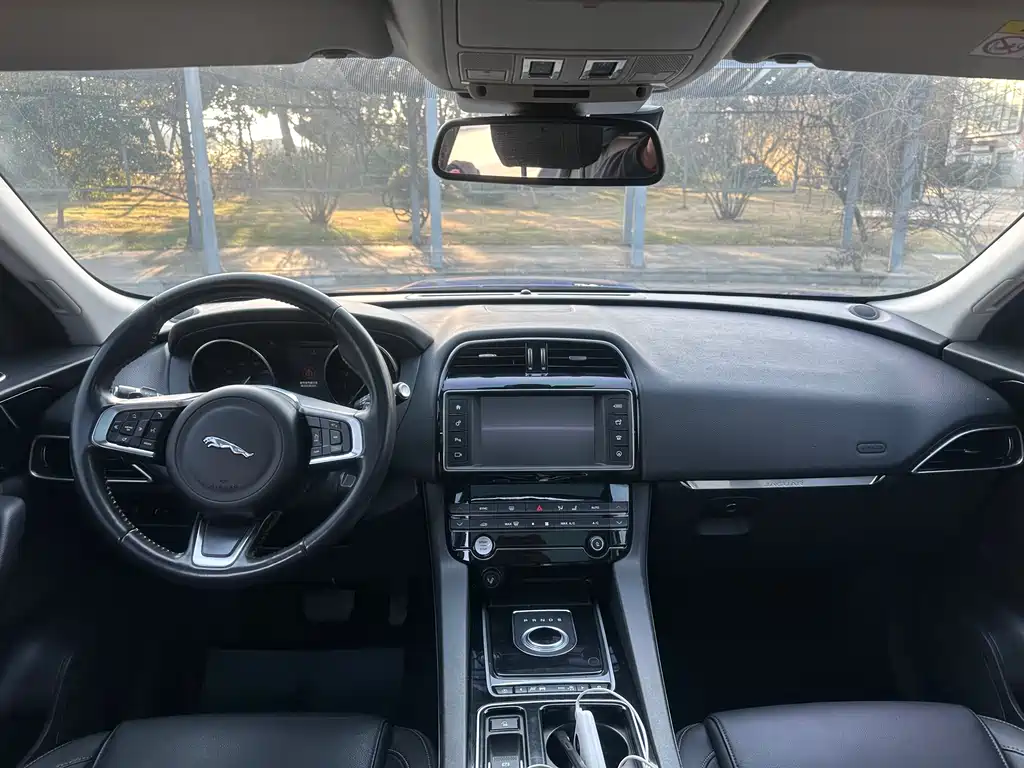 Jaguar F-PACE 2018 — фото 9