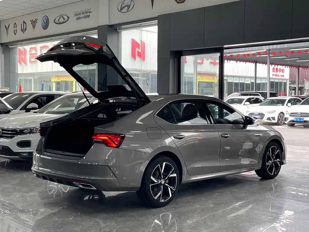 Skoda Octavia 2022 — фото 17