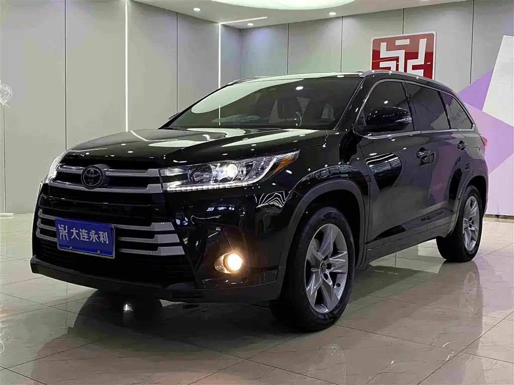 Toyota Highlander 2022 — фото 1