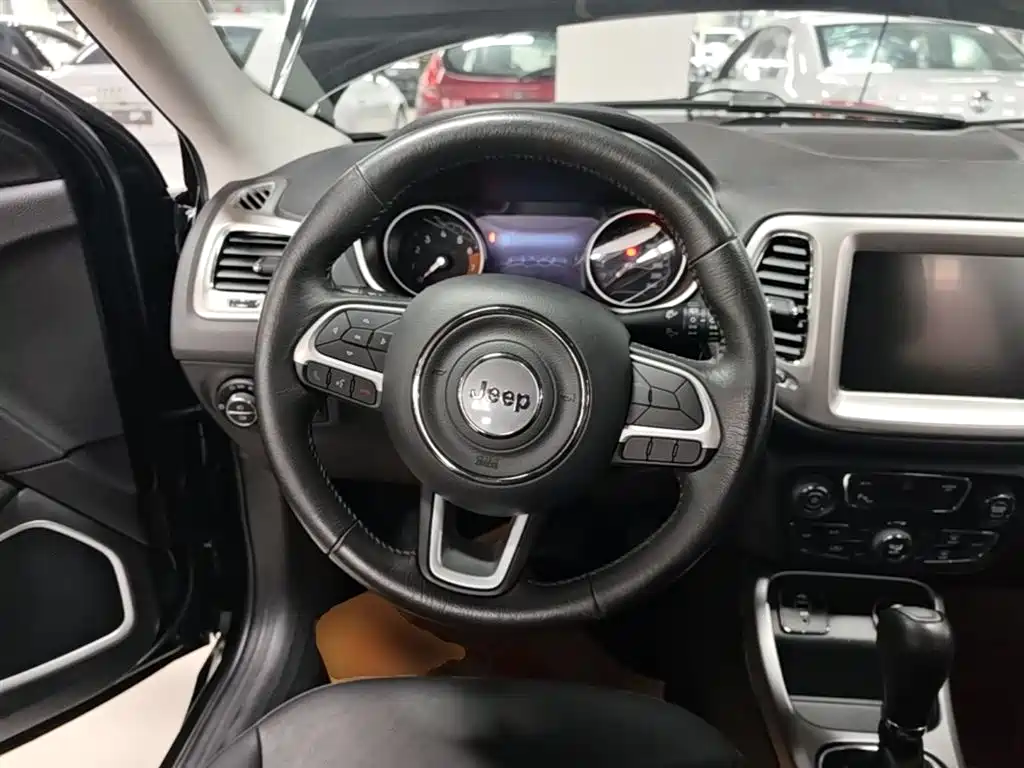 Jeep Compass 2017 — фото 11