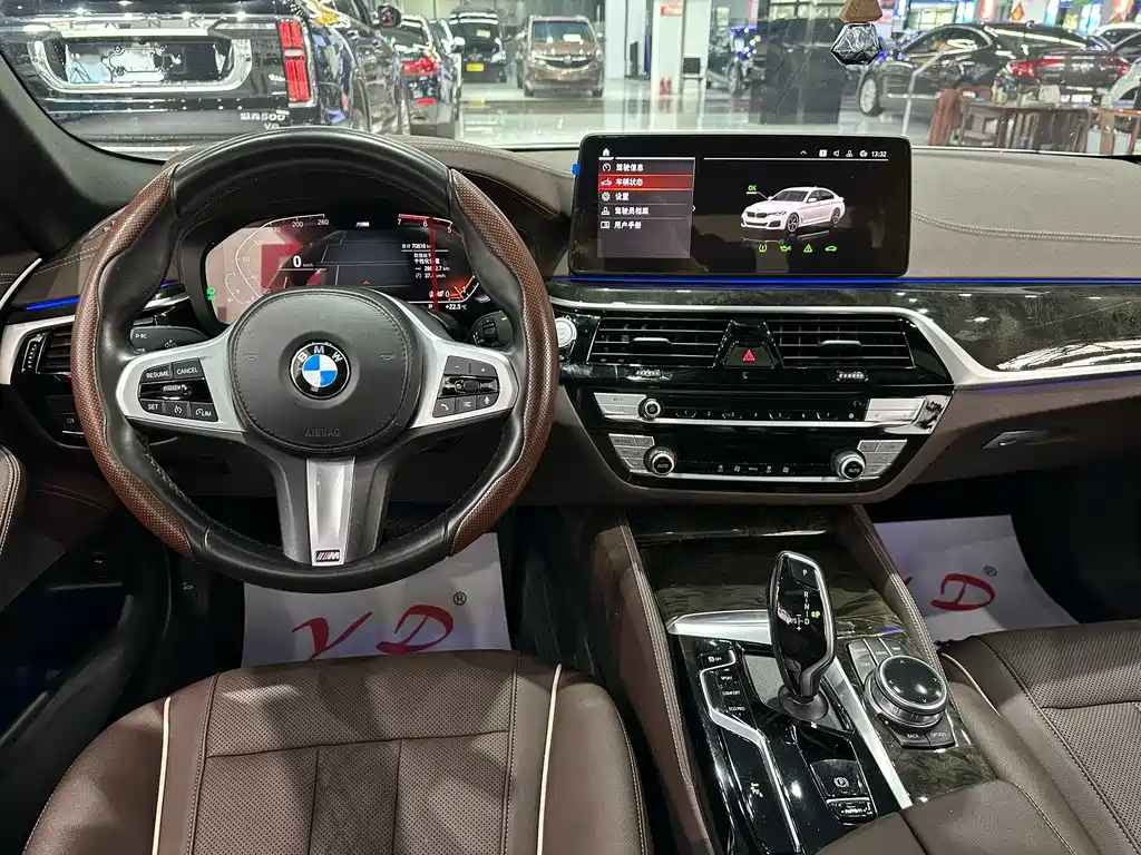 BMW 5 Series 2021 — фото 10